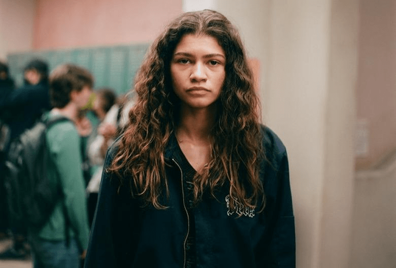 Rue Bennett, personagem interpretada por Zendaya na série Euphoria, em cena ambientada na escola.
