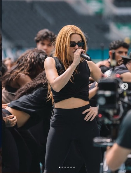 Shakira durante ensaio para apresentação relacionada à Copa do Mundo de 2026 em estádio no México.