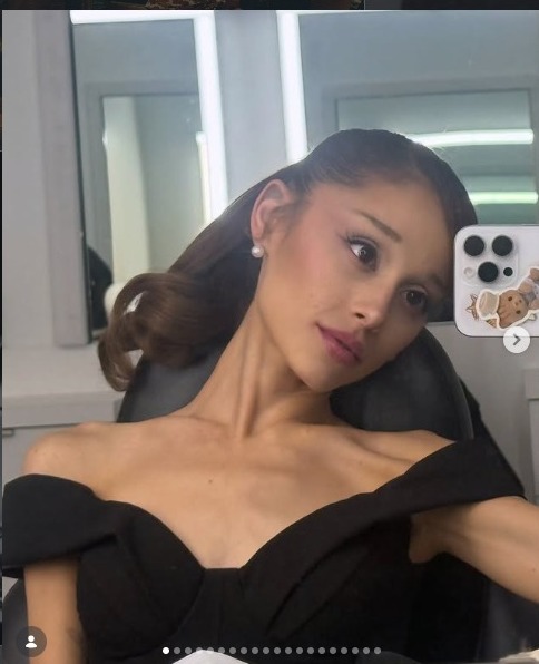 Ariana Grande posa diante de um espelho durante a divulgação de Petal.